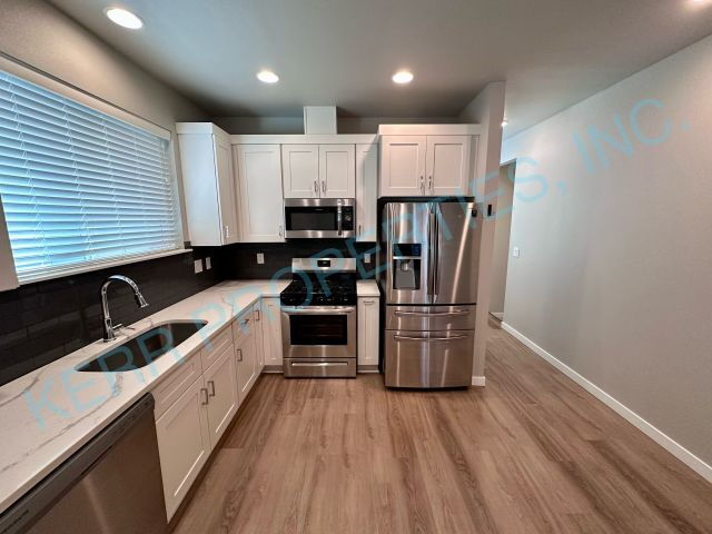 Charming 3-Bedroom Townhouse with 2.5 Baths and Spacious Living Area in Portland!