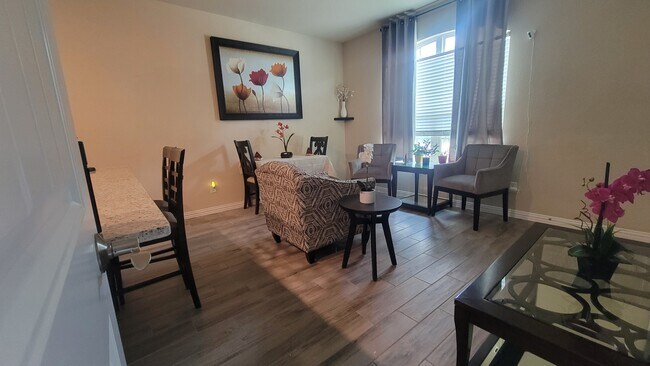 Photo - 4216 Hialeah Dr Unit B