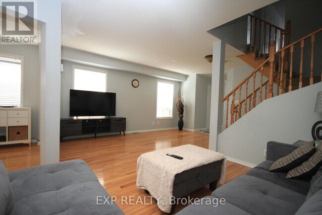 Photo - 1318 Mowat Ln