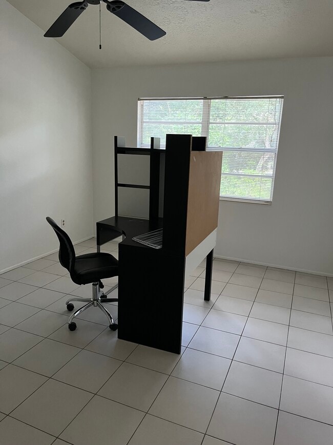 Dormitorio 1 - 9477 Forest Hills Pl