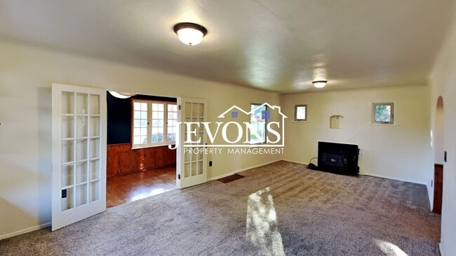Photo - $895 Rent Credit - Charming 3-bedroom home with washer and dryer, an equipped kitchen, and nearby...