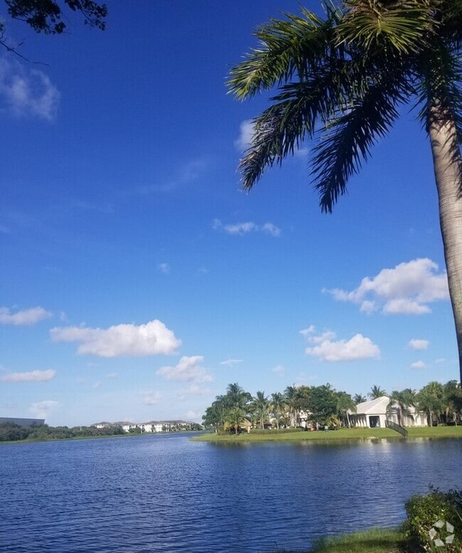 Building Photo - Cozi 1bed/1bath, wood flooring, new carpet... Unit APT 305