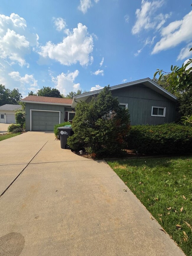 Building Photo - Charming Westside ranch with updates throu... Rental