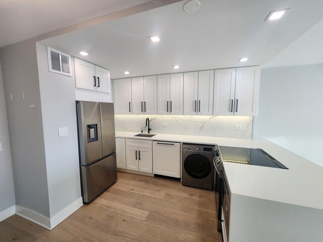 Photo - 1560 N Sandburg Terrace Unidad 2605J