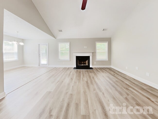 Photo - 215 Comet Ct