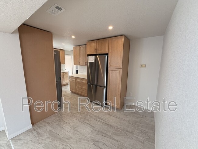 Photo - 105 S Kendall St