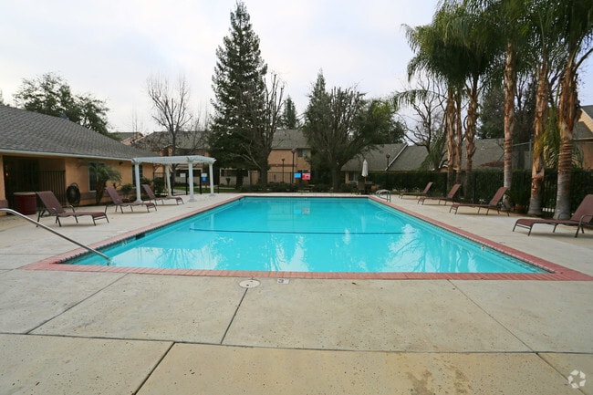 Pool - Pineview Apartments