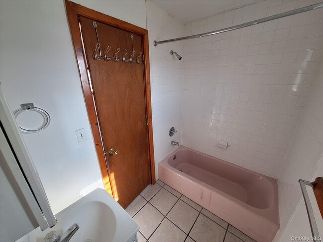 Building Photo - 2071 Ulster Ave Unit 2 Rental