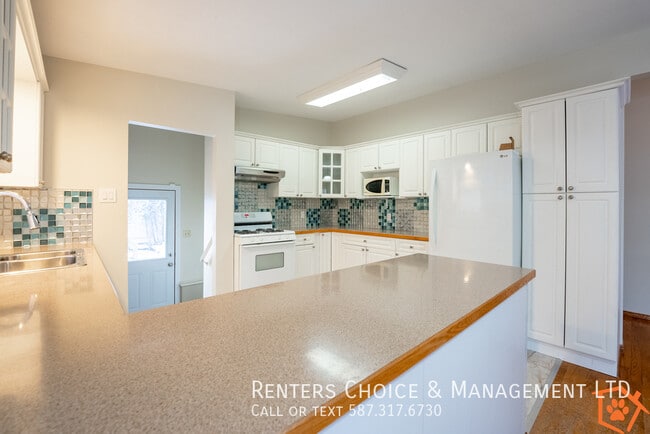 Photo - 2 Bedroom Pet Friendly House With Yard, AC and Assigned Parking