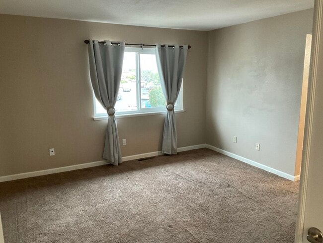 Photo - 354 Hazelnut Ln