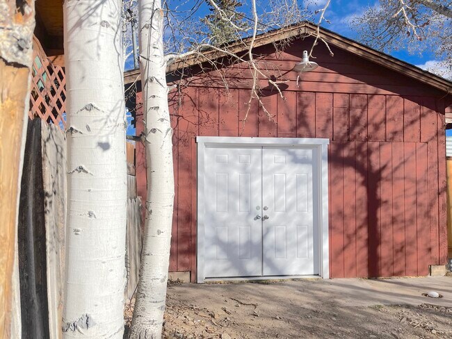 Building Photo - 700 W Ruby Ave Unit C