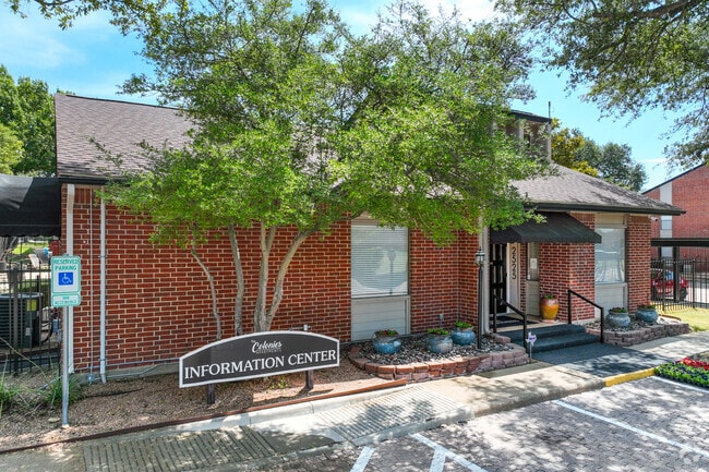 Entrada de la oficina de arrendamiento - The Colonies