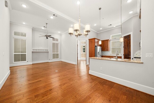 Photo - 2022 Sabine St