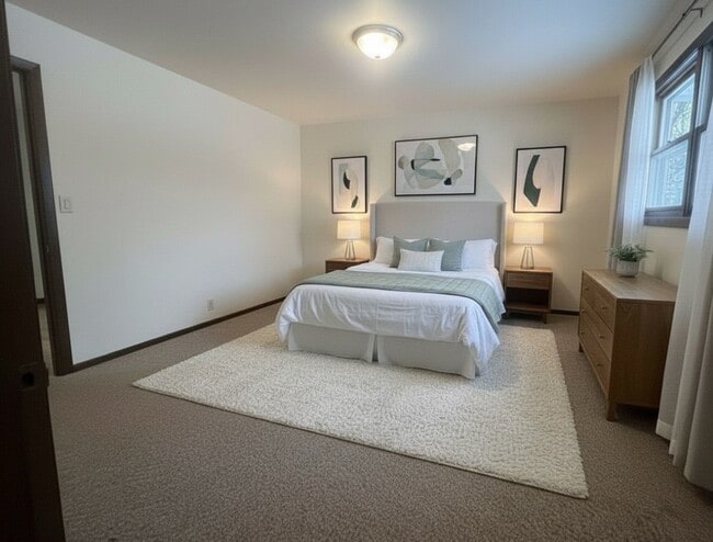 Dormitorio principal: alfombrado, armario grande. - 805 E Cedar Ave Unidad 805 E. Cedar Ave.