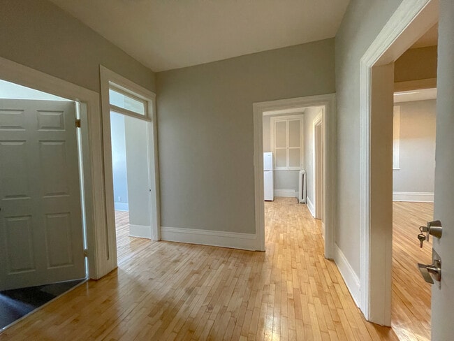 Photo - 4 Russell St E Unit 4