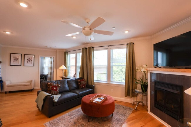Building Photo - 1008 Tremont St Rental