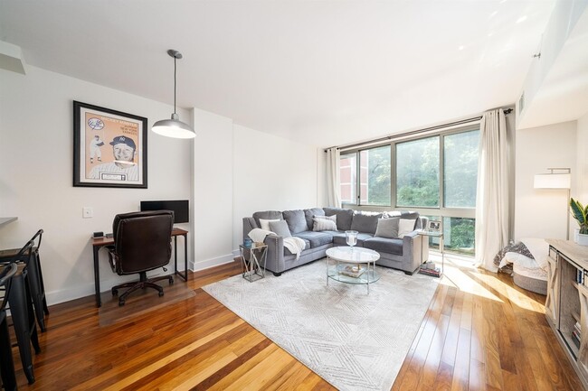 Building Photo - 800 Jackson St