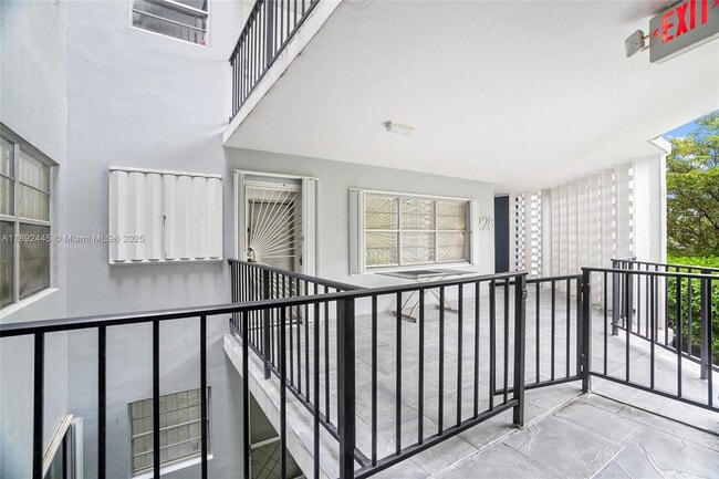 Photo - 879 NE 195th St Unidad 228