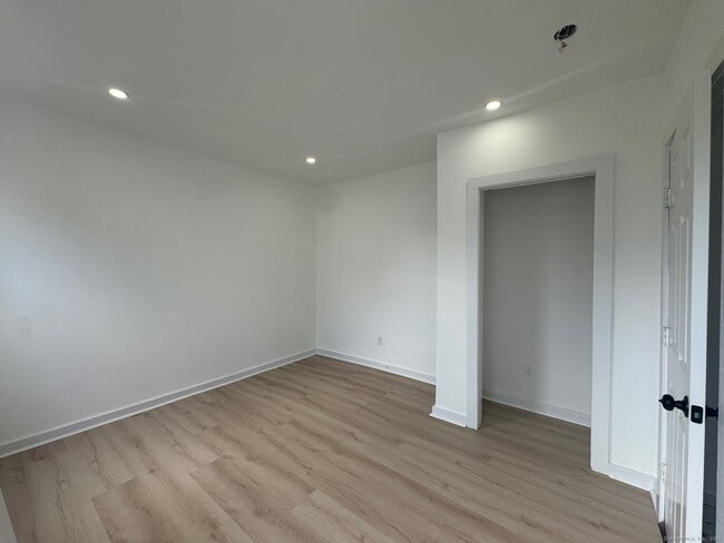 Building Photo - 142 Cowles St Rental