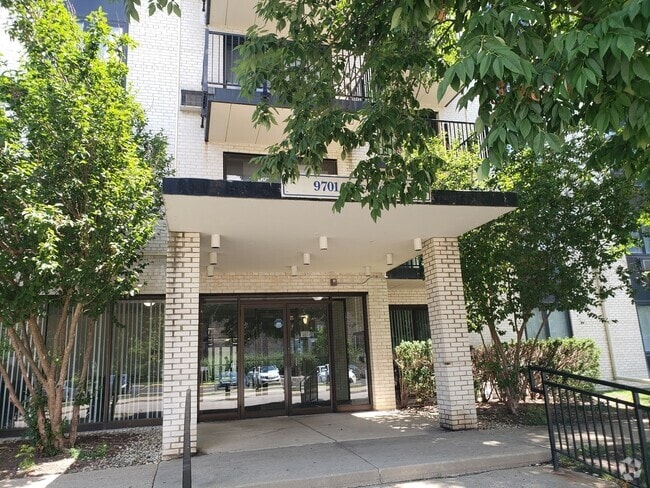 Building Photo - 9701 N Dee Rd Unit 6H Rental