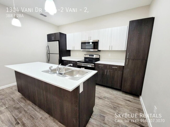 Building Photo - 1304 Vani Dr Unit 2,