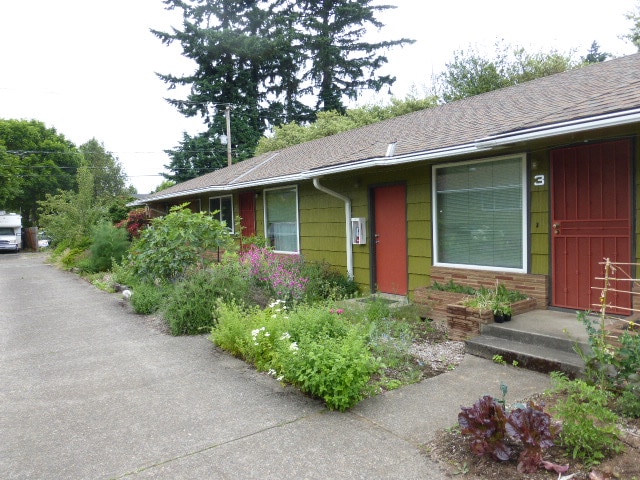 Building Photo - 5320 SE Schiller Street Unit 3