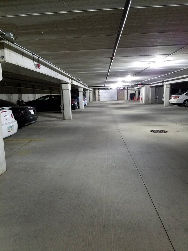 Garaje bien iluminado - Uptown Brass Apartments