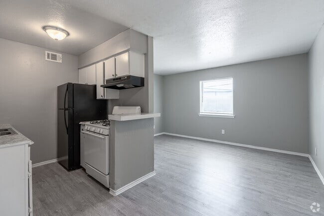 1BR, 1BA - 608SF - Dining Room