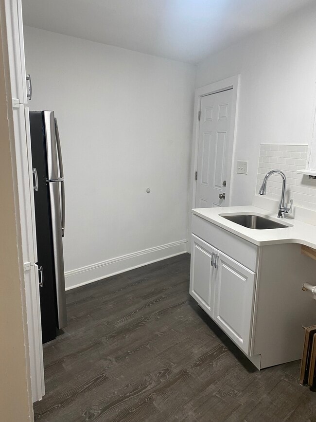 Building Photo - 566 Lincoln Ave Unit 2