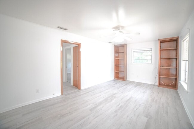 Photo - 3 Bed / 2 Bath Brick Home With Yard In Town