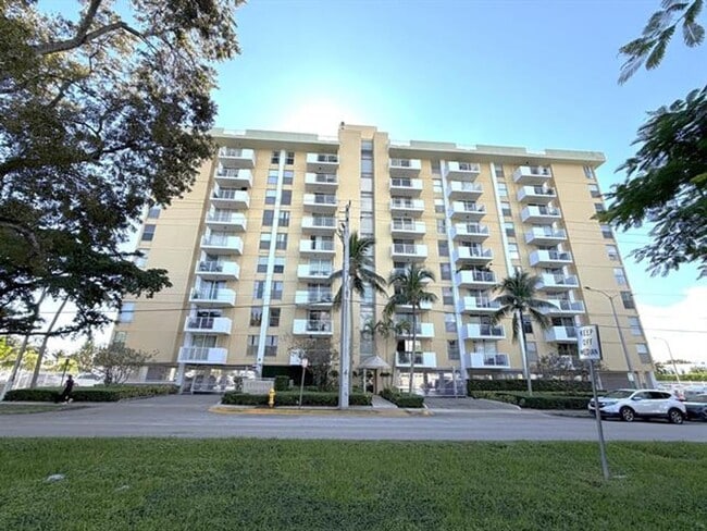 Building Photo - 2000 NE 135th St Unit 2000 NE 135th Street St # Ph