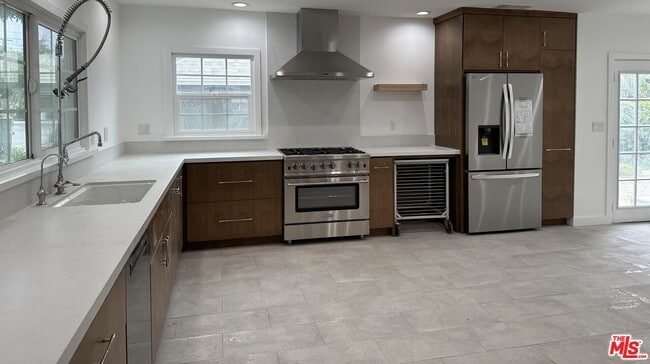 Building Photo - 450 N Sunnyslope Ave