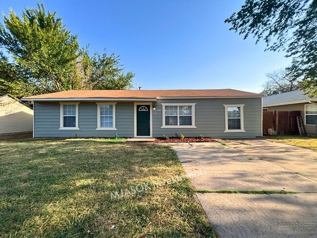 Building Photo - 4 Bedroom Home in Lawton — Available Now