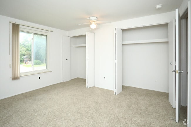 2 BR, 1 BA - Oak Ridge, 915 SF - Dearborn West
