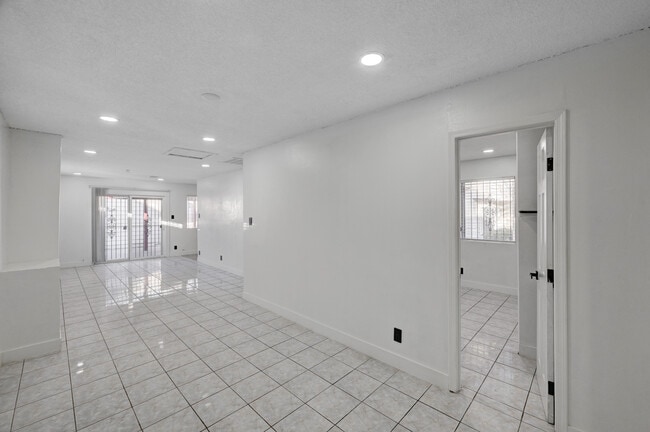Photo - 4938 Larkspur St