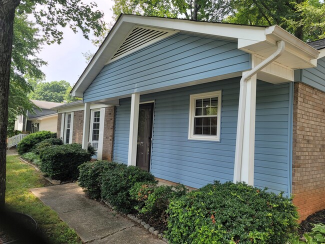 Building Photo - 1629 Village Pl Rental