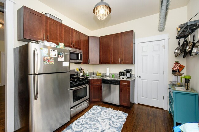 Building Photo - Top Floor 2bd/1bth Ukrainian Village, Avail August 1st! Unit 3W