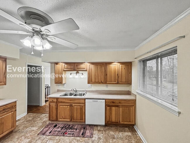 Photo - 3 Bed/2 Bath Home with Off-Street Parking / Pet-Friendly / Available Now!