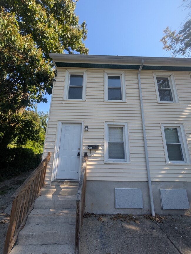 Photo - 204 Wesley St