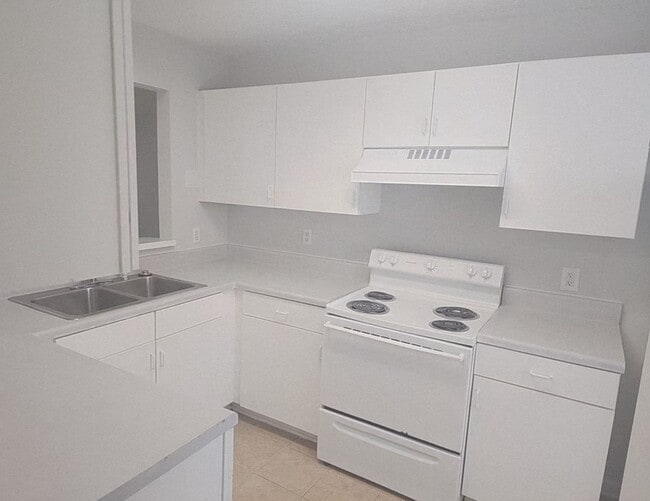 Photo - HAWTHORNE PARK GROUND LEVEL CONDO Unidad B