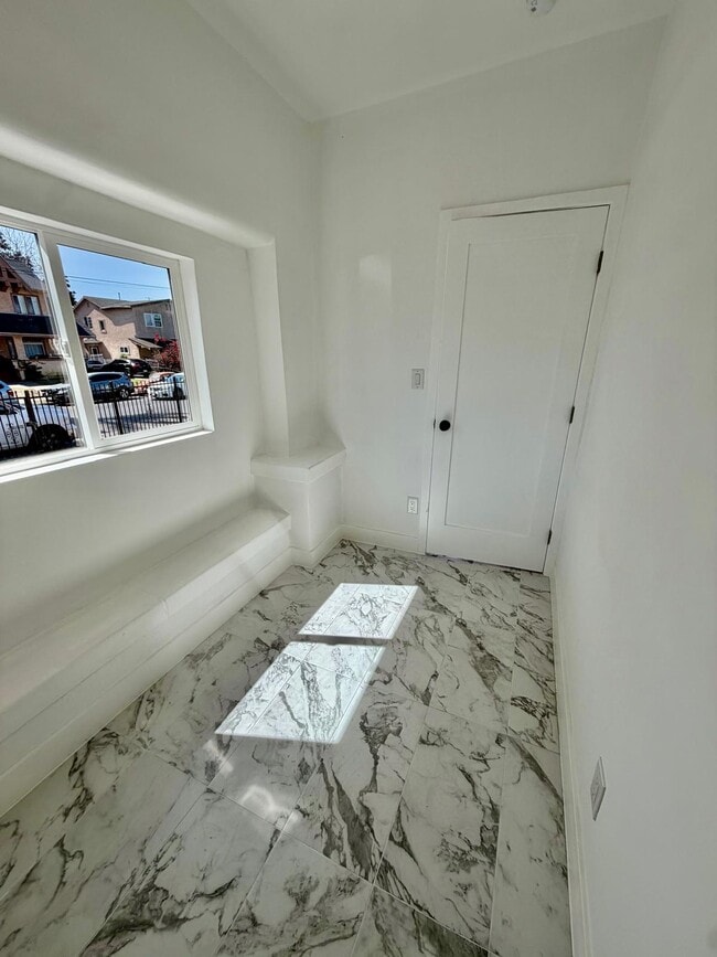 Photo - 151 E 47th St Unidad 151