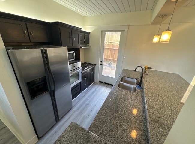 Photo - 27 Lakeway St