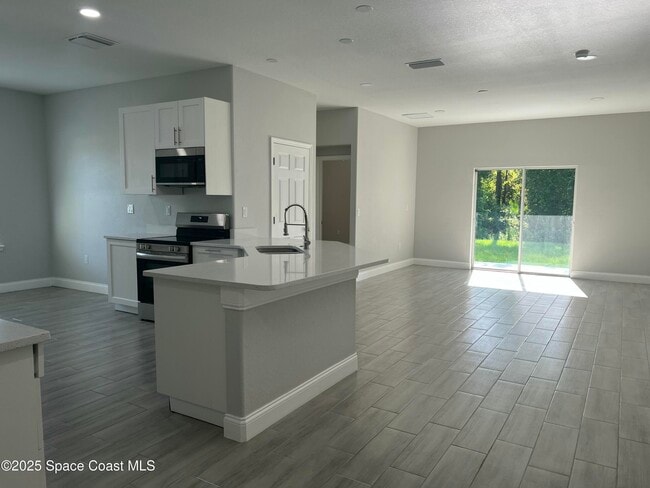 Photo - 571 San Filippo Dr SE