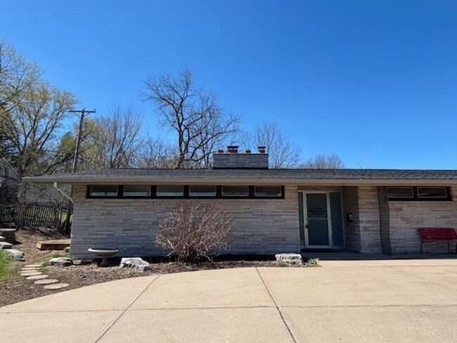 Building Photo - Available NOW! Gorgeous 3BR/2 BA Unit in Hastings!