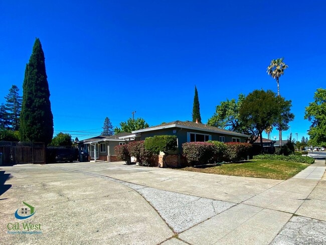 Photo - 01776 -3619/3621  Camden Avenue Unit 3619