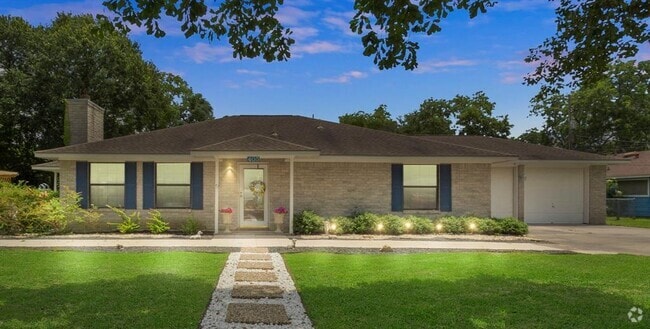 Building Photo - 405 Texas St Rental