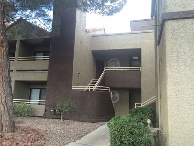 Centrally Located Gated Downstairs Condo R... - Centrally Located Gated Downstairs Condo R...