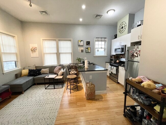 Photo - 195 W 3rd St