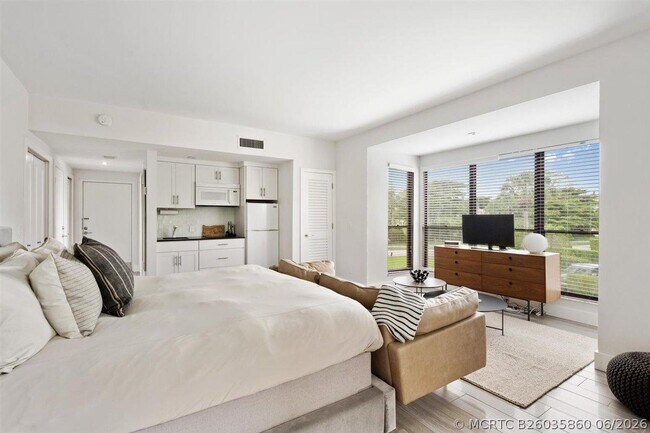 Building Photo - 11818 Pebblewood Dr Unit D201