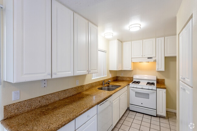 3BR, 1.5BA - 1220SF